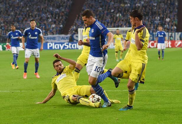 30.09.2014, Fussball, Saison 2014 15, UEFA Champions League, Vorrunde, FC Schalke 04 - NK Maribor Julian Draxler (Schalke 04), mi., gegen Aleksander Rajcevic (NK Maribor), li., und Ales Mejac (NK Maribor)