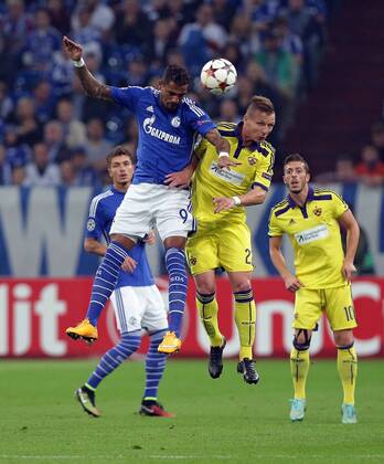 30.09.2014, xovx, Fussball Champions League, FC Schalke 04 - NK Maribor, v.l. Kopfballduell zwischen Kevin-Prince Boateng (FC Schalke 04) und Dare Vrsic (NK Maribor), Aktion.