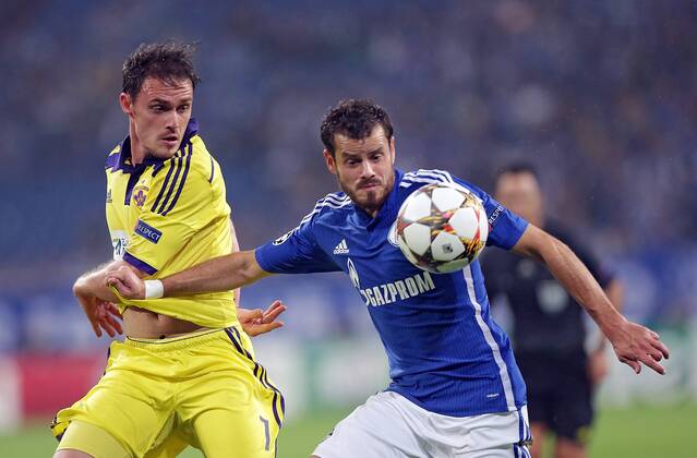 30.09.2014, xovx, Fussball Champions League, FC Schalke 04 - NK Maribor, v.l. Ales Mejac (NK Maribor), Tranquillo Barnetta (FC Schalke 04), Aktion.