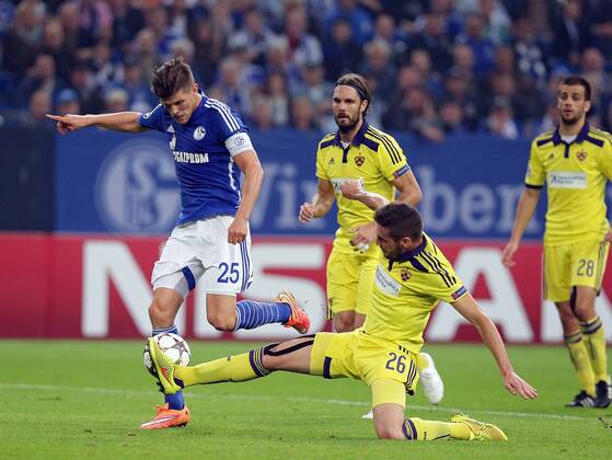30.09.2014, xovx, Fussball Champions League, FC Schalke 04 - NK Maribor, v.l. Klaas-Jan Huntelaar (FC Schalke 04), Marko Suler (NK Maribor), Aleksander Rajcevic (NK Maribor), Aktion.