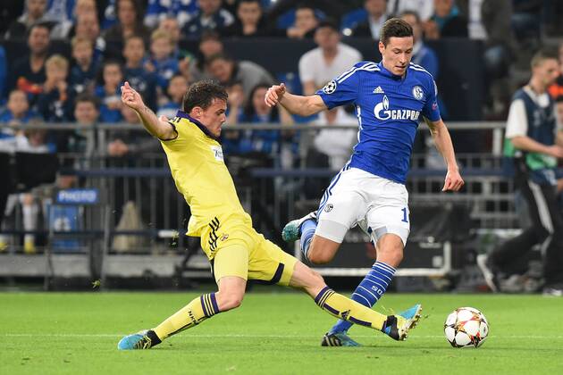 Fußball Champions League Gruppenphase Schalke 04 - NK Maribor am 30.09.2014 in der Veltins Arena in Gelsenkirchen Ales Mejac ( Maribor ), links - Julian Draxler ( Schalke ), rechts