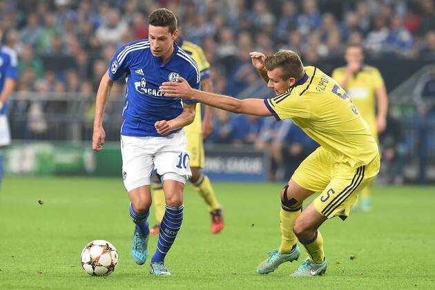 Fußball Champions League Gruppenphase Schalke 04 - NK Maribor am 30.09.2014 in der Veltins Arena in Gelsenkirchen Julian Draxler ( Schalke ), links - Zeljko Filipovic ( Maribor ), rechts