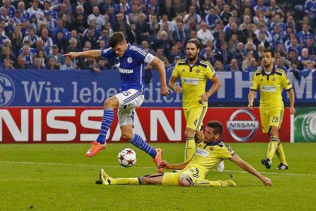 Aleksander Rajcevic (NK Maribor 26) im Zweikampf gegen Klaas-Jan Huntelaar (FC Schalke 04 25) FC Schalke 04 vs NK Maribor--- Fussball --- Champions-League --- Gruppenphase --- 2. Spieltag --- 30.09.2014, EP_JSE