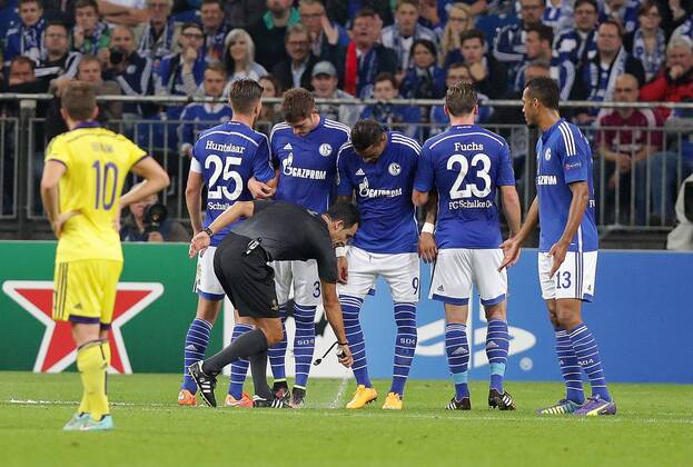 30.09.2014, xovx, Fussball Champions League, FC Schalke 04 - NK Maribor, Schiedsrichter Carlos Velasco Carballo (Spanien) mit dem umstrittenen Freistellerstoss-Spray, Freisteller.
