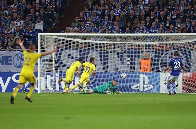 30.09.2014, xovx, Fussball Champions League, FC Schalke 04 - NK Maribor, v.l. Tavares (NK Maribor), Damjan Bohar (NK Maribor) mit dem Tor zum 0:1, Ralf Faehrmann (FC Schalke 04), Christian Fuchs (FC Schalke 04), Aktion.