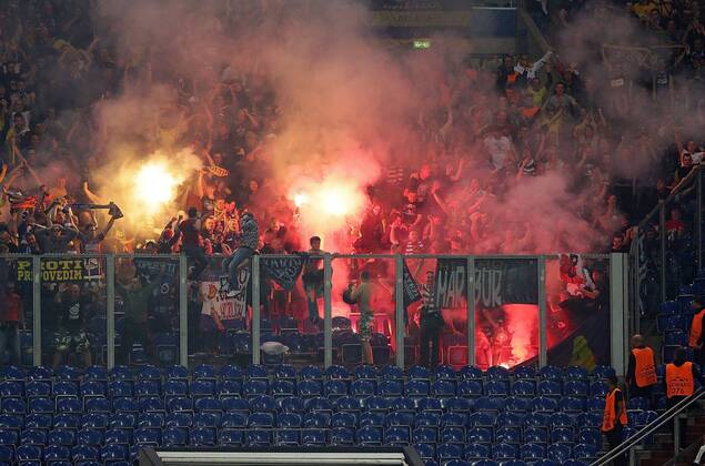 30.09.2014, xovx, Fussball Champions League, NK Maribor, Fans aus Maribor brennen Pyrotechnik ab, Freisteller.