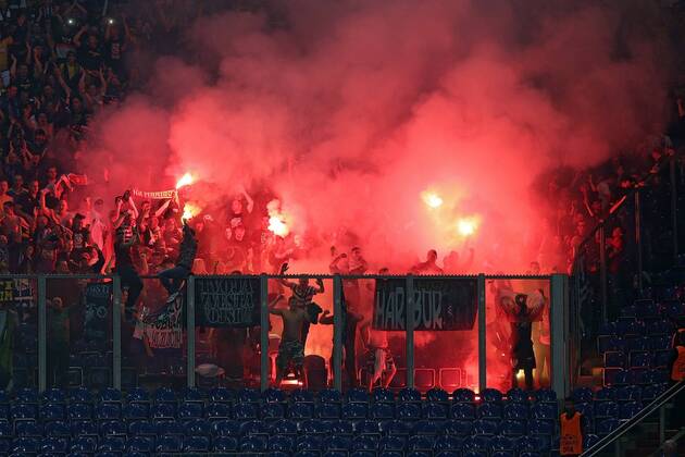 30.09.2014, xovx, Fussball Champions League, FC - NK Maribor, Fans aus Maribor zuenden Pyrotechnik im Schalker Stadion, Aktion.