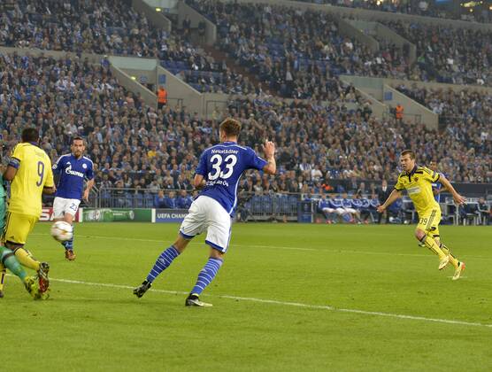 30.09.2014, Fussball Championsleague Vorrunde 2. Spieltag, in der Veltins-Arena Gelsenkirchen, Schalke 04 gegen NK Maribor, Damjan Bohar (re, Maribor) trifft zum 0:1. 