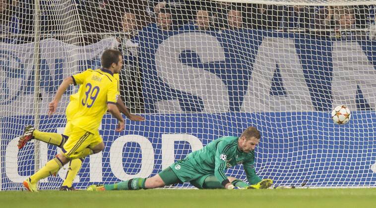 Gelsenkirchen, 30.09.2014, Veltins Arena, Fußball Tor zum 0:1 durch Damjan Bohr (Maribor) gegen Torwart Ralf Fährmann (S04) FC Schalke 04 - NK Maribor