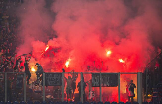 30.09.2014, Veltins Arena, Fußball Bengalisches Feuer im Gästeblock von Maribor FC - NK Maribor