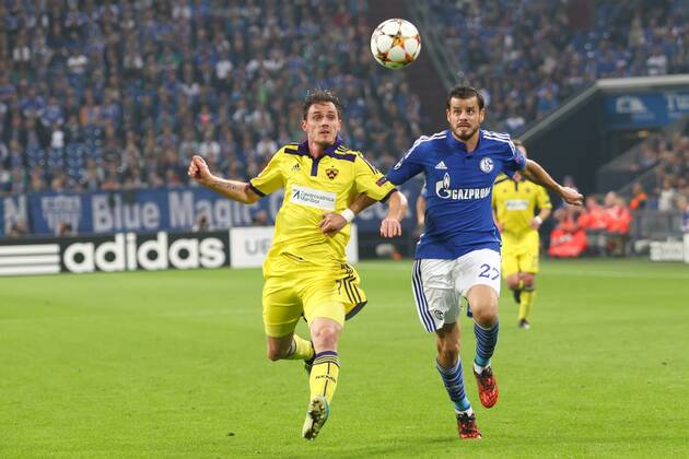 Gelsenkirchen, Deutschland 30. September 2014: Champions League 14 15 - FC Schalke 04 vs. NK Maribor. Ales Mejac (Maribor) im Zweikampf gegen Tranquillo Barnetta (Schalke). md