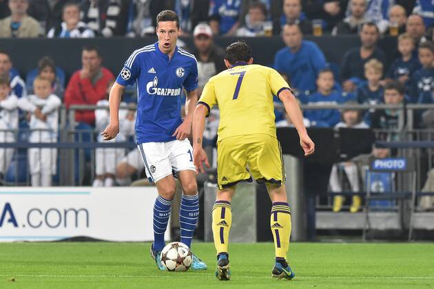 Fußball Champions League Gruppenphase Schalke 04 - NK Maribor am 30.09.2014 in der Veltins Arena in Gelsenkirchen Julian Draxler ( Schalke ), hinten - Ales Mejac ( Maribor ), vorne
