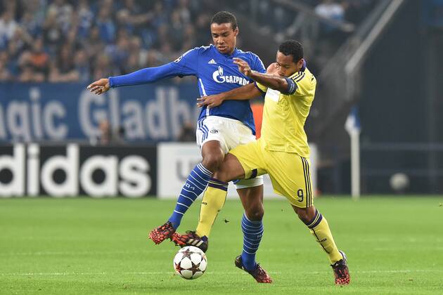 Fußball Champions League Gruppenphase Schalke 04 - NK Maribor am 30.09.2014 in der Veltins Arena in Gelsenkirchen Joel Matip ( Schalke ), hinten - Tavares ( Maribor ), vorne