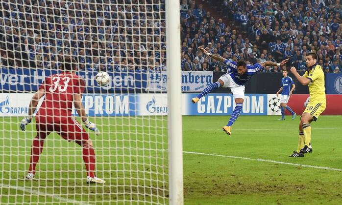 30.09.2014, Fussball, Saison 2014 15, UEFA Champions League, Vorrunde, FC Schalke 04 - NK Maribor Kevin-Prince Boateng, Kevin Prince Boateng (Schalke 04), mi., scheitert mit diesem Kopfball