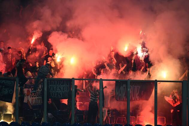 30.09.2014, Fussball, Saison 2014 15, UEFA Champions League, Vorrunde, FC Schalke 04 - NK Maribor Die Maribor Fans feiern den ersten Treffer mit Bengalos