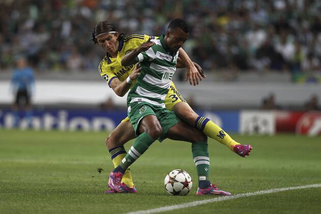 Chelsea s defender, Filipe Luis (L) vies with Sporting s midfielder, Nani (R) during a soccer match between Portugal s Sporting CP and England s Chelsea FC for the group stage of the UEFA Champions League, in Sporting s Alvalade Stadium in Lisbon, Portugal, on September 30, 2014. Photo by Pedro Nunes Portugal: UEFA Champions League: Sporting Vs Chelsea 
