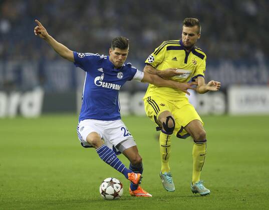 Foto : Klaas-Jan Huntelaar Schalke gegen Zeljko Filipovic , rechts Fussball Champions League am Di. 30.09.2014 Spieltag 2 Schalke 04 - NK Maribor