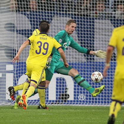 Damjan Bohar (NK Maribor 39) mit dem Führungs- Tor zum 1:0 gegen Torwart Ralf Faehrmann (FC Schalke 04 1) FC Schalke 04 vs NK Maribor--- Fussball --- Champions-League --- Gruppenphase --- 2. Spieltag --- 30.09.2014, EP_JSE