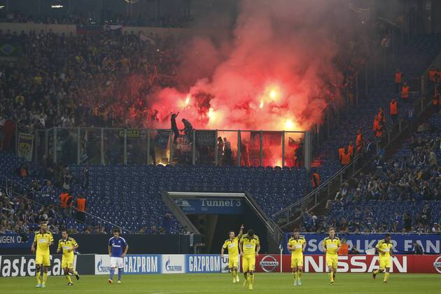 Fans von Maribor beim Abbrennen von Bengalische Feuer, Pyrotechnik FC vs NK Maribor--- Fussball --- Champions-League --- Gruppenphase --- 2. Spieltag --- 30.09.2014, EP_JSE