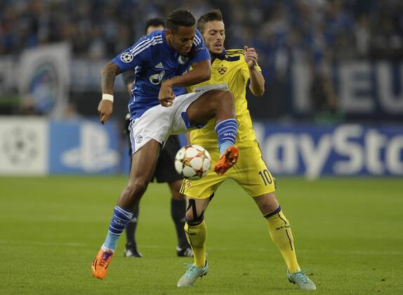Veltins Arena Gelsenkirchen 30.9.2014, UEFA Champions League 2014 2015 Vorrunde 2. Spieltag, Schalke 04 (S04) - NK Maribor --- Joel Matip (S04) gegen Agim Ibraimi