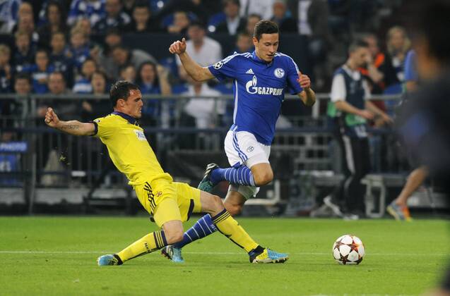 Fussball, UEFA Champions League, Herren, Saison 2014 2015, Gruppe G, 2. Spieltag, VELTINS Arena Gelsenkirchen: FC Schalke 04, S04 (blau) - NK Maribor (gelb); (Maribor), Julian Draxler (S04), Aktion.