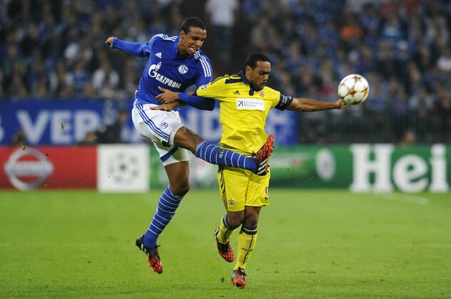 Fussball, UEFA Champions League, Herren, Saison 2014 2015, Gruppe G, 2. Spieltag, VELTINS Arena Gelsenkirchen: FC Schalke 04, S04 (blau) - NK Maribor (gelb); Joel Matip (S04), Tavares (Maribor), Aktion.