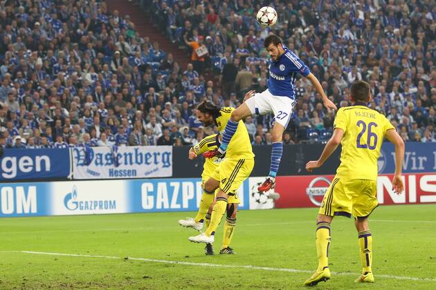 Gelsenkirchen, Deutschland 30. September 2014: Champions League 14 15 - FC Schalke 04 vs. NK Maribor. Kopfball Kopfballduell. Tranquillo Barnetta (Schalke) und Marko Suler (Maribor) md