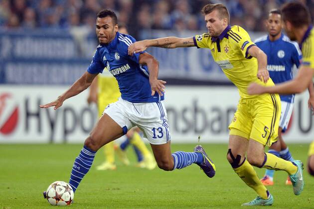 FC Schalke 04 vs. NK Maribor --- Fussball --- Champions League --- 30.09.2014 Eric Maxim Choupo-Moting, Choupo Moting (Schalke), links, Zweikampf gegen Zeljko Filipovic (Maribor), Freisteller, Aktion