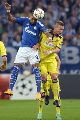 FC Schalke 04 vs. NK Maribor --- Fussball --- Champions League --- 30.09.2014 Kevin-Prince, Kevin Prince Boateng (Schalke), links, Zweikampf gegen Dare Vrsic (Maribor), Kopfball, Freisteller, Aktion