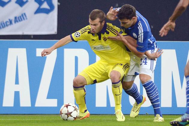 FC Schalke 04 vs. NK Maribor --- Fussball --- Champions League --- 30.09.2014 Damjan Bohar (Maribor), links, Zweikampf gegen Kaan Ayhan (Schalke), Freisteller, Aktion