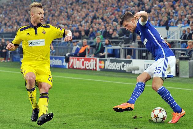 FC Schalke 04 vs. NK Maribor --- Fussball --- Champions League --- 30.09.2014 Dare Vrsic (Maribor), links, Zweikampf gegen Klaas-Jan, Klaas Jan Huntelaar (Schalke), Freisteller, Aktion