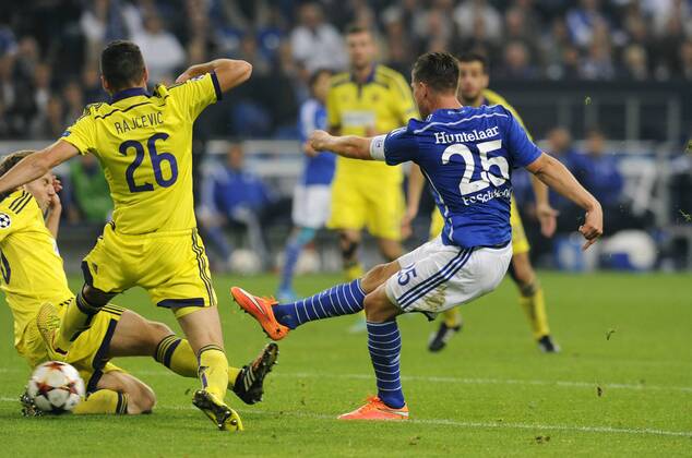 Fussball, UEFA Champions League, Herren, Saison 2014 2015, Gruppe G, 2. Spieltag, VELTINS Arena Gelsenkirchen: FC Schalke 04, S04 (blau) - NK Maribor (gelb); Klaas-Jan Huntelaar (S04) erzielt das 1:1 gegen Mitja Viler (Maribor), Aktion.