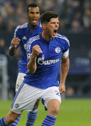 Fussball, UEFA Champions League, Herren, Saison 2014 2015, Gruppe G, 2. Spieltag, VELTINS Arena Gelsenkirchen: FC Schalke 04, S04 (blau) - NK Maribor (gelb); Jubel Klaas-Jan Huntelaar (S04) nach seinem Tor zum 1:1, zusammen mit Eric Maxim Choupo-Moting (S04). Jubel, Freude, Aktion.