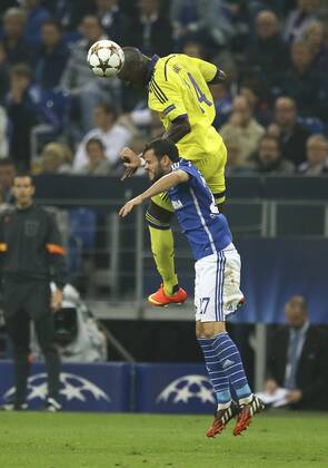 Foto : Tranquillo Barnetta Schalke gegen Jean-Philippe Mendy Fussball Champions League am Di. 30.09.2014 Spieltag 2 Schalke 04 - NK Maribor 1 - 1