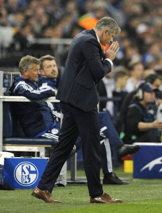 Veltins Arena Gelsenkirchen 30.9.2014, UEFA Champions League 2014 2015 Vorrunde 2. Spieltag, Schalke 04 (S04) - NK Maribor --- Trainer Jens Keller (Schalke 04) betet