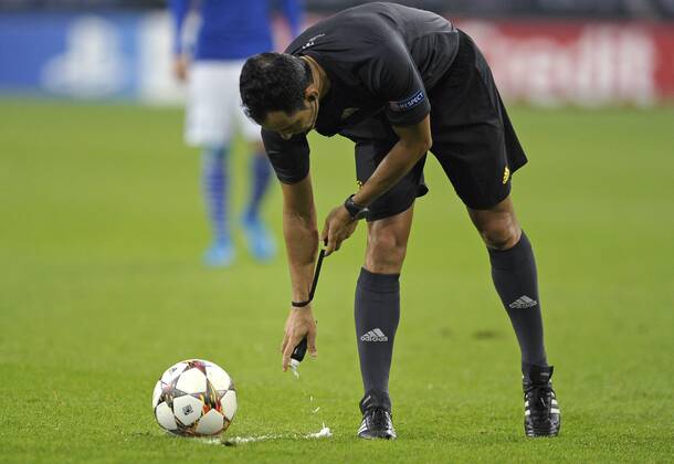 Veltins Arena Gelsenkirchen 30.9.2014, UEFA Champions League 2014 2015 Vorrunde 2. Spieltag, Schalke 04 (S04) - NK Maribor --- Schiedsrichter Carlos Velasco Carballo (ESP) nutzt den in Deutschland vom TÜV nicht zugelassenen Freistoss Spray