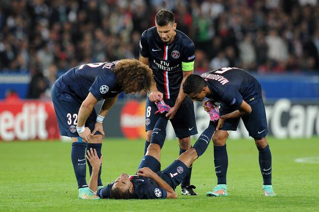 Lucas Moura (PSG) Marquinhos (PSG) David Luiz (PSG) Thiago Motta (PSG) crampes Paris St. Germain PSG - FC Barcelona (Barca) 30 09 2014 NxLeGouicxFEPx 