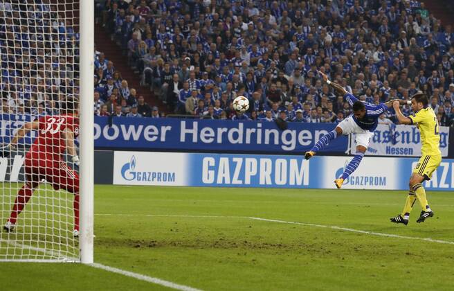 Kevin-Prince Boateng (FC Schalke 04 9) mit der Kopfballchance frei vor Torwart Jasmin Handanovic (NK Maribor 33) FC Schalke 04 vs NK Maribor--- Fussball --- Champions-League --- Gruppenphase --- 2. Spieltag --- 30.09.2014, EP_JSE