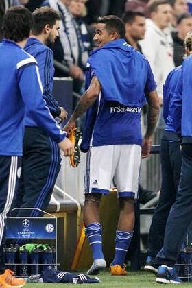 Kevin-Prince Boateng (FC Schalke 04 9) humpelt nach dem Spiel ohne linken Schuh in Richtung Kabine FC Schalke 04 vs NK Maribor--- Fussball --- Champions-League --- Gruppenphase --- 2. Spieltag --- 30.09.2014, EP_JSE
