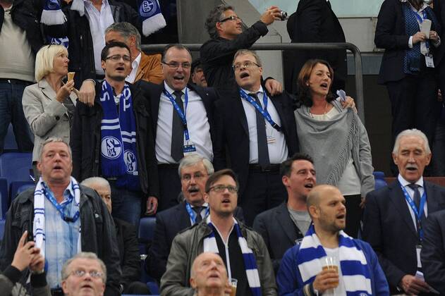 Aufsichtsratsvorsitzender Clemens Tönnies ( zweiter von links ) und Peter Peters ( beide Schalke 04 ) schmettern die Vereinshymne aus voller Brust. 30.09.2014 --- Fussball --- Championsleague --- Schalke 04 vs NK Maribor, EP_TTL
