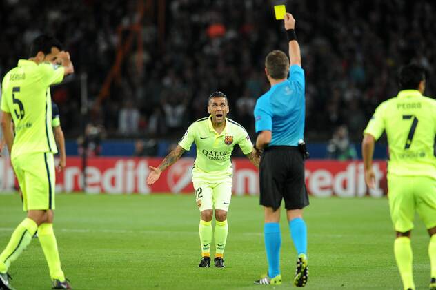 Daniel Alves (Barcelona) carton jaune Paris St. Germain PSG - FC Barcelona (Barca) 30 09 2014 NxLeGouicxFEPx 
