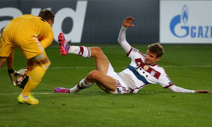 MOSCOW REGION, RUSSIA. SEPTEMBER 30, 2014. Bayern s Thomas Mueller (R) attacks CSKA s goalkeeper Igor Akinfeev in their UEFA Champions League Group E football match at Arena Khimki Stadium. The game is played behind closed doors as CSKA have been punished for their fans poor behaviour in a Champions League match against Viktoria Plzen last year. FC Bayern won the game 1:0. Valery Sharifulin TASS  RE150A08