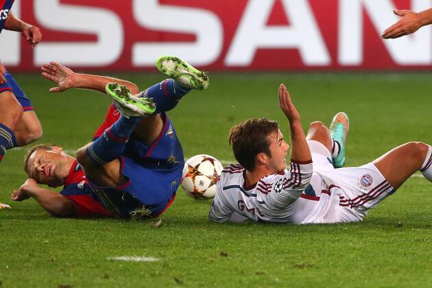 MOSCOW REGION, RUSSIA. SEPTEMBER 30, 2014. CSKA s Alexei Berezutsky (L) and Bayern s Mario Goetze fight for the ball in their 2014 15 Season UEFA Champions League Group E football match at Arena Khimki Stadium. The game is played behind closed doors as CSKA have been punished for their fans poor behaviour in a Champions League match against Viktoria Plzen last year. FC Bayern won the game 1:0. Valery Sharifulin TASS  RE150A09