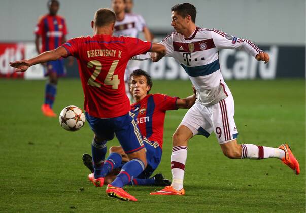 MOSCOW REGION, RUSSIA. SEPTEMBER 30, 2014. CSKA s Vasily Berezutsky, Roman Yeryomenko and Bayern s Robert Lewandowski (L-R) fight for the ball in their 2014 15 Season UEFA Champions League Group E football match at Arena Khimki Stadium. The game is played behind closed doors as CSKA have been punished for their fans poor behaviour in a Champions League match against Viktoria Plzen last year. FC Bayern won the game 1:0. Valery Sharifulin TASS  RE150A0B