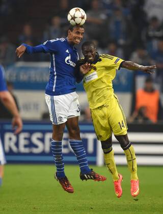 30.09.2014, Fussball, Saison 2014 15, UEFA Champions League, Vorrunde, FC Schalke 04 - NK Maribor 1:1 Joel Matip (Schalke 04), li., gegen Jean-Philippe Mendy, Jean Philippe Mendy (NK Maribor)