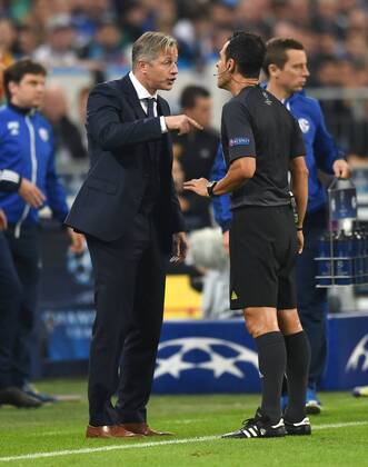 30.09.2014, Fussball, Saison 2014 15, UEFA Champions League, Vorrunde, FC Schalke 04 - NK Maribor 1:1 Trainer Jens Keller (Schalke 04), li., und Schiedsrichter Carlos Velasco Carballo (ESP)
