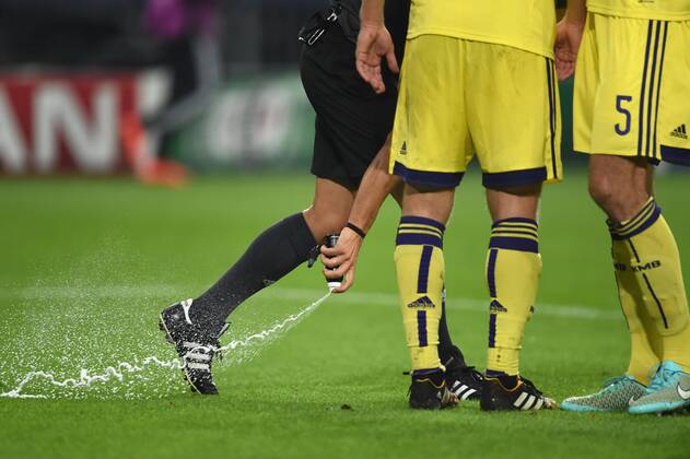 30.09.2014, Fussball, Saison 2014 15, UEFA Champions League, Vorrunde, FC Schalke 04 - NK Maribor 1:1 Schiedsrichter zieht mit dem Freistossspray die Freistoßlinie.