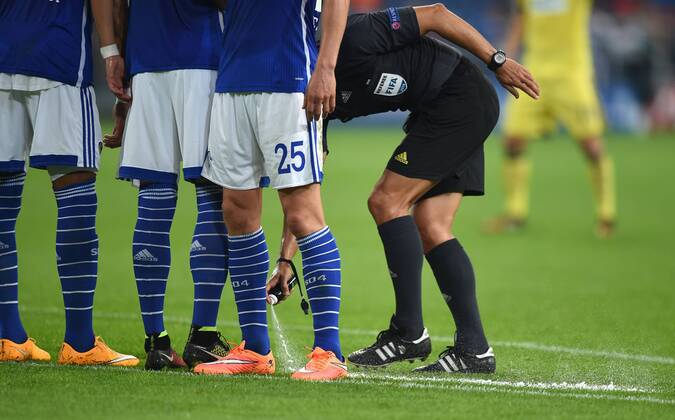 30.09.2014, Fussball, Saison 2014 15, UEFA Champions League, Vorrunde, FC Schalke 04 - NK Maribor 1:1 Schiedsrichter zieht mit dem Freistossspray die Freistoßlinie.