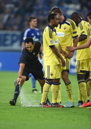 30.09.2014, Fussball, Saison 2014 15, UEFA Champions League, Vorrunde, FC Schalke 04 - NK Maribor 1:1 Schiedsrichter Carlos Velasco Carballo (ESP) zieht mit dem Freistossspray die Freistoßlinie.