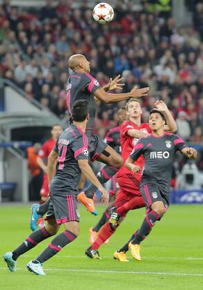 01.10.2014, xjfx, Fussball Champions League, Bayer 04 Leverkusen - Benfica Lissabon, v.l. Luisao (Benfica Lissabon),Kopfball, Kopfballduell